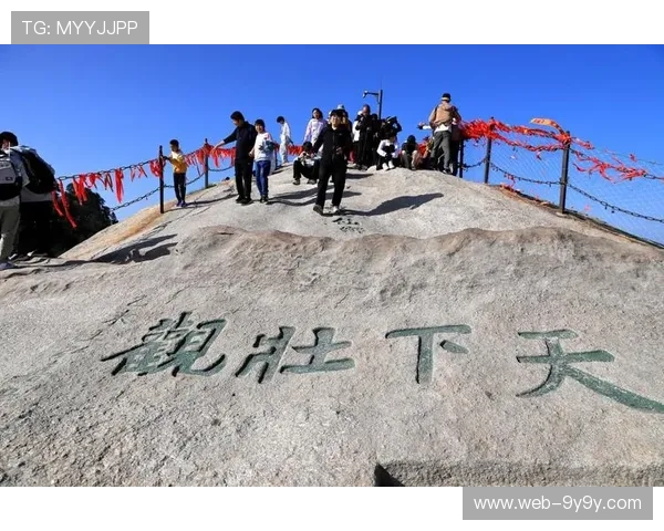 独腿青年张旭印雪中登华山，七年爬遍三山五岳